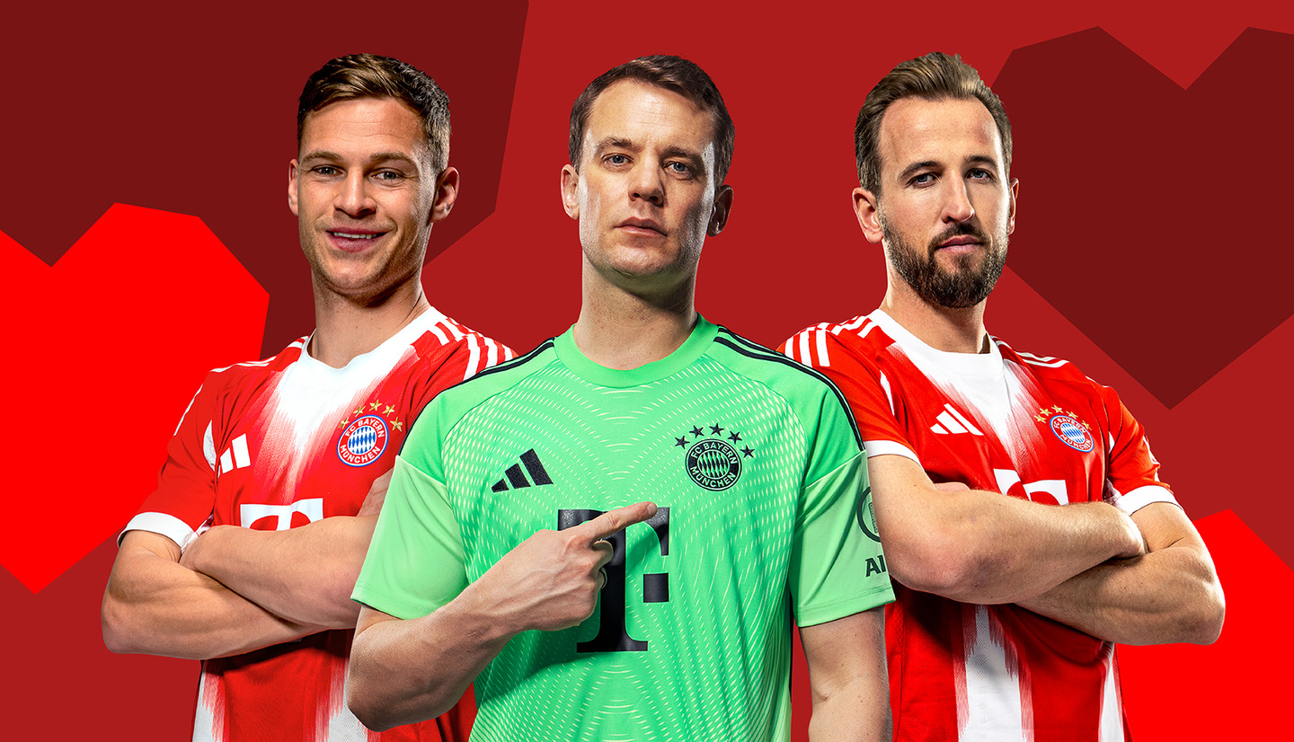 Bilderda Bayern Munich futbol jamoasining uch nafar o'yinchisi tasvirlangan: ikkita hujumchi va bir posbon. Ular qizil formada, o'rtadagi posbon yashil ko'ylakda. Har birining yuzida o'ziga xos ifoda bor, ular bir-biriga yaqin turishib, jamoa ruhiyatini namoyish etmoqda.