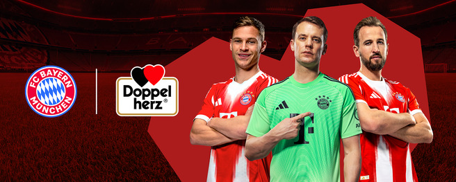 Rasmda FC Bayern München futbolchilari joylashgan: bir futbolchi qizil forma kiyib, baqirayotgan, boshqa futbolchi yashil darvozabon formasida, va yana biri ham qizil forma kiygan. Orqa fonda futbol maydoni ko'rinadi. Rasmda "Doppel herz" logotipi ham mavjud.