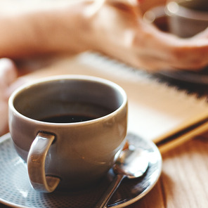 Kaffee auf Tisch